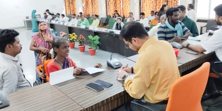 *कलेक्टर श्री सिंह ने जनसुनवाई में सुनी नागरिकों की समस्याएं*