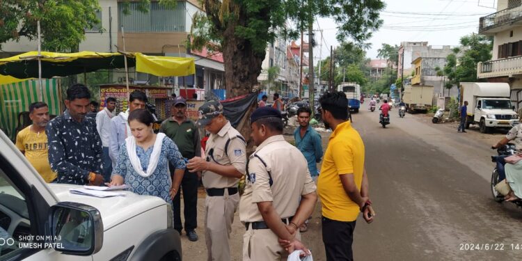 नर्मदापुरम में बिना स्टापेज रुकने वाली 3 बसों का कटा चालान और 1 बस का परमिट किया निरस्त : आरटीओ निशा चौहान.. वीडियो