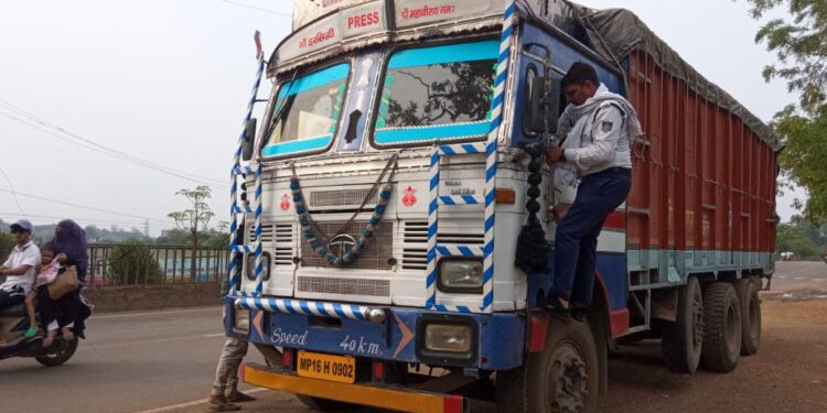 ट्रक चालक की लापरवाही को देखते हुए यातायात पुलिस कर्मी ने दिखाई फुर्ती, हाईवे मार्ग को क्लीयर