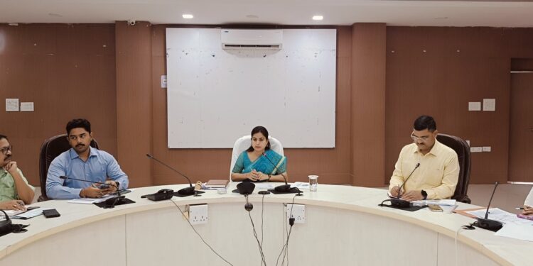 कलेक्टर ने राजस्व अधिकारियों की समीक्षा बैठक ली,नक्शा तरमीम के प्रकाशन एवं स्वामित्व योजना के कार्य त्वरित गति से किए जाएं,सभी एसडीएम साप्ताहिक टारगेट फिक्स कर राजस्व प्रकरणों का निराकरण करें,पटवारी सप्ताह में 2 दिन मुख्यालय में रहे,राजस्व अधिकारी राजस्व कार्यो में उत्कृष्ट प्रदर्शन करें