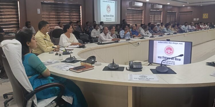 बाढ़ आपदा के समय सेवाभाव से सहयोग करे,अतिवृषि एवं बाढ़ आपदा से निपटने कलेक्‍टर ने ली बैठक