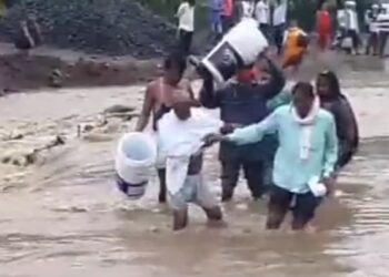 जान जोखिम में डाल नदी पार करने मजबूर ग्रामीण