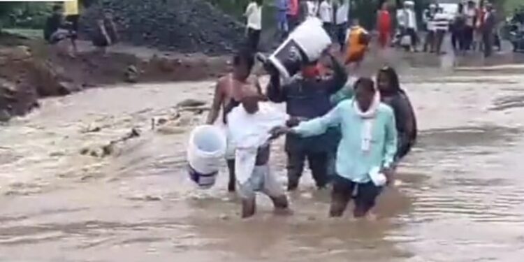 जान जोखिम में डाल नदी पार करने मजबूर ग्रामीण