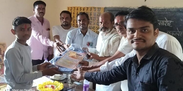 शासकीय माध्यमिक शाला बखलेहटा के छात्र आदित्य पटेल का जवाहर नवोदय विद्यालय में चयन होने पर शाला स्टाप ने किया प्रशस्ति पत्र से सम्मानित