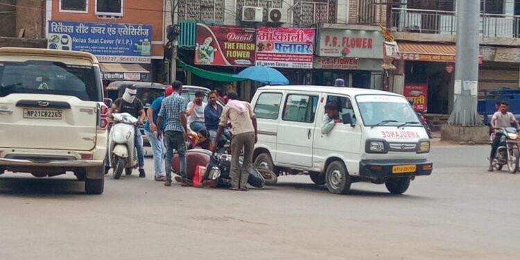 तेज रफ्तार प्राइवेट एंबुलेंस ने स्कूटी मे मारी जोरदार टक्कर , बाल बाल बची महिला