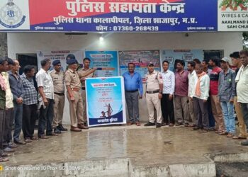 एक जुलाई से लागू होने वाले नये कानून के लिए कालापीपल पुलिस तैयार…!  कालापीपल थाना पुलिस सहायता केंद्र पंचमुखी चौराहा पर T.I मनोहर सिंह जगेत द्वारा लोगों को नया भारत नया विधान के बारे में जानकारी दी गई…l