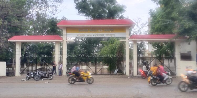 प्रधानमंत्री कॉलेज ऑफ़ एक्सीलेंस शासकीय नर्मदा महाविद्यालय में बस सेवा की निविदा पर दर्ज हुई आपत्ति..!