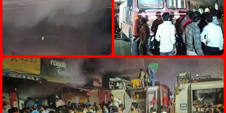 *छिन्दवाड़ा फवारा चौक स्थित कपड़े की दुकान पर लगी भीषण आग…*