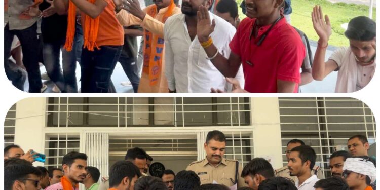 अभाविप कार्यकर्त्ता के साथ आरक्षक ने की अभद्रता,थाना प्रभारी को सौपा ज्ञापन,अखिल भारतीय विद्यार्थी परिषद ने आरक्षक पर कार्यवाही की मांग की अन्यथा करेंगे आंदोलन….!