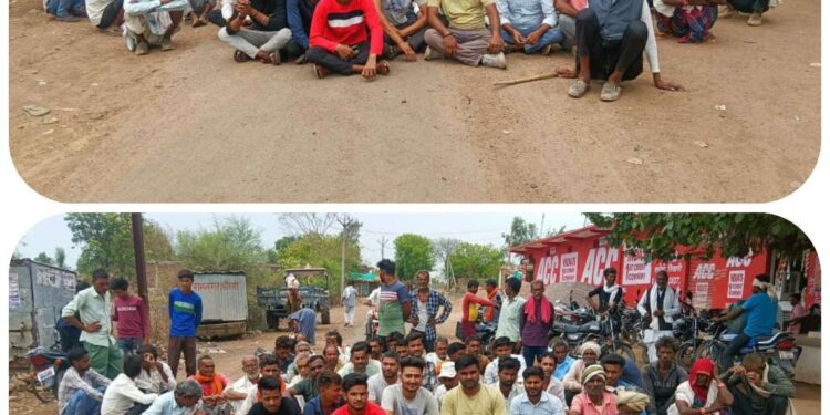 4 माह से खाद्यान्न ना मिलने से ग्रामीणों ने जैतपुर चौराहा पर किया चक्का जाम आने जाने वाले वाहन सड़क किनारे खड़े आवागमन अबरूद्ध