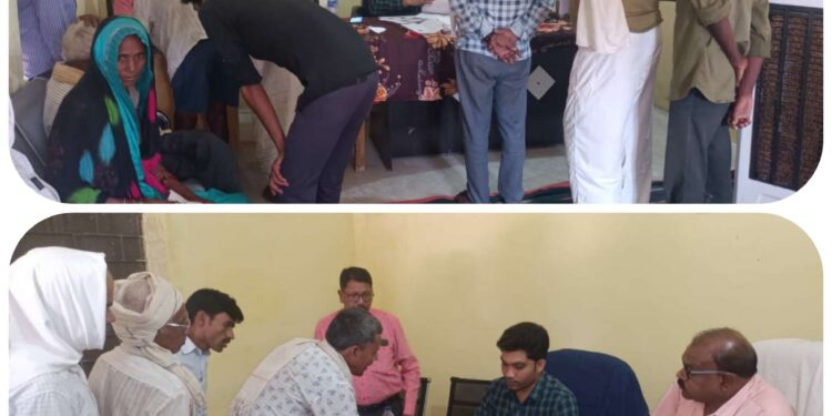 *एसडीएम महेश मंडलोई ने कुटेश्वर ग्राम पंचायत में लगाया कैंप*  कुटेश्वर ग्राम के 125 किसानों को बिना किसी असुविधा के मुआवजा राशि उपलब्ध कराने के लिए