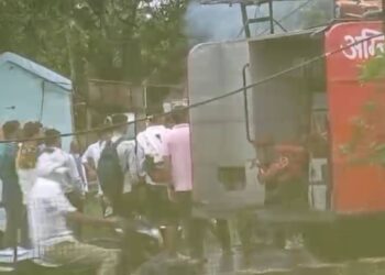 धूं-धूं कर जल गई कार बड़ा हादसा टला देखे Video