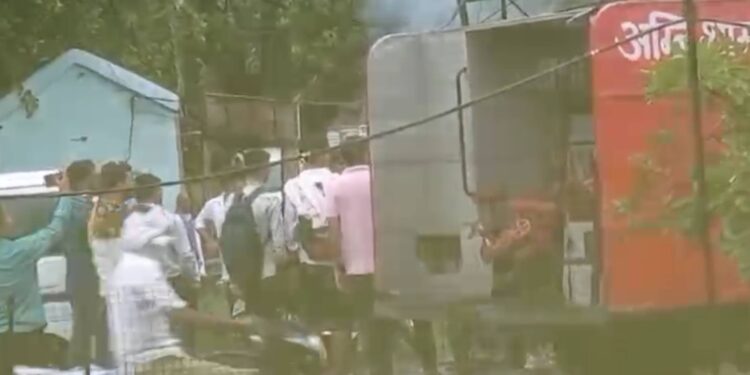 धूं-धूं कर जल गई कार बड़ा हादसा टला देखे Video
