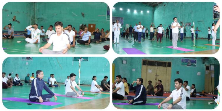 KATNI बैडमिंटन हॉल माधवनगर, कटनी में पुलिस अधीक्षक कटनी अभिजीत कुमार रंजन की मौजूदगी में विशेष योग सत्र का आयोजन किया गया।