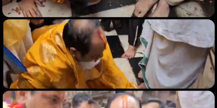 देखिए पूरा VIDEO कैसे नाक रगड़कर मांगी माफी पण्डित प्रदीप मिश्रा ने राधा रानी के सामने