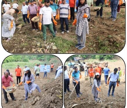 कलेक्टर सहित अधिकारियों ने सिंगरी नदी पुल के पास किया श्रमदान