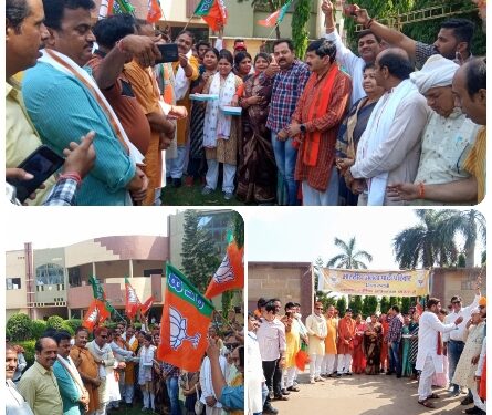 कुठला गल्ला मंडी स्थित सहनाई गार्डन मे भाजपाईयों ने मिलकर मिठा खिलाकर ढोल बाजे के साथ मनाया जीत का जशन ,संसदीय क्षेत्र के प्रत्याशी वी डी शर्मा को दी जीत की बधाई