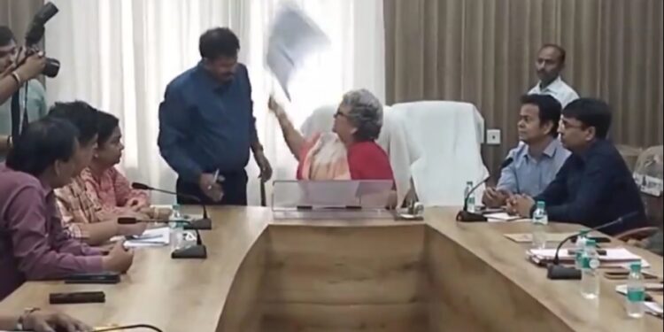 एक इंजीनियर ने जब नाला सफाई की रिपोर्ट दिखाई तो मेयर का पारा चढ़ गया। उन्होंने फाइल घुमाकर इंजीनियर के सामने फेंक दी देखे VIDEO