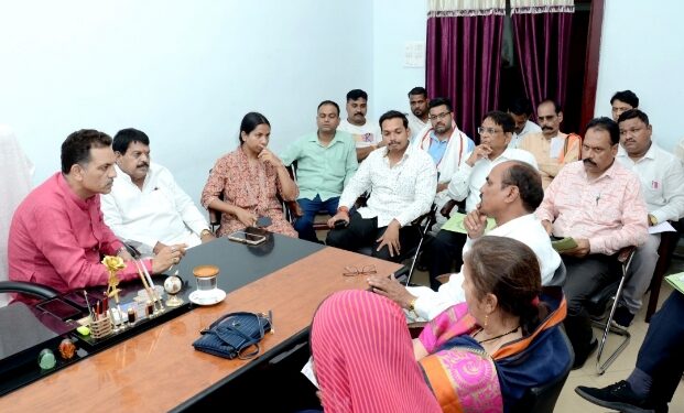 *मध्यप्रदेश शासन के पूर्व कैबिनेट मंत्री अंचल सोनकर की पहल पर महापौर कार्यालय में आयोजित हुई पूर्व विधानसभा क्षेत्र की समीक्षा बैठक* *विकास कार्यो एवं बुनियादी सुविधाओं में पहले से काफी हुआ है सुधार – पूर्व मंत्री अंचल सोनकर*