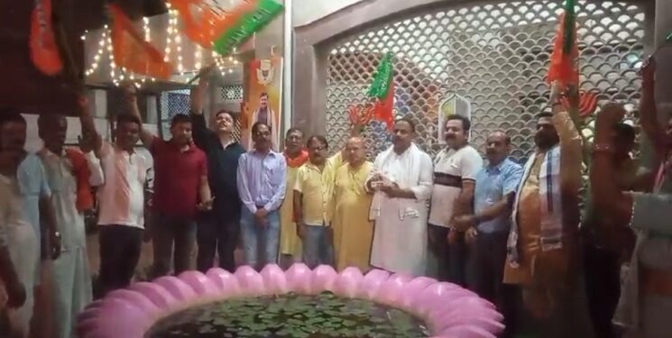 एन डी ए का शपथ ग्रहण कार्यक्रम भाजपाइयो ने भाजपा कार्यलय मे देखा, अतिशबाजी कर मिठाई खिलाकर खुशी मनाई