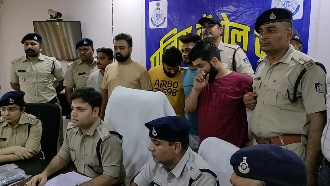 कटनी डकैती योजना बनाते हुये पाँच बदमास गिरफ्तार अवैध हथियार 2 पिस्टल, 1 कट्टा, 1 रिवाल्वर सहित पकडने मे मिली सफलता ।