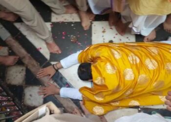 राधा-रानी विवाद-पं.प्रदीप मिश्रा ने नाक रगड़कर माफी मांगी:-अचानक बरसाना के मंदिर पहुंचे कहा- बृजवासियों के प्रेम की वजह से आया हूं