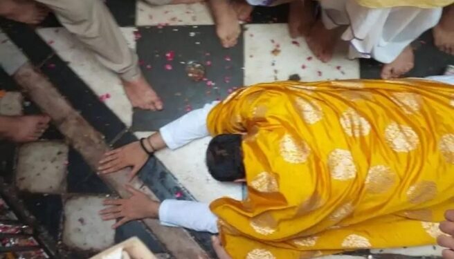 राधा-रानी विवाद-पं.प्रदीप मिश्रा ने नाक रगड़कर माफी मांगी:-अचानक बरसाना के मंदिर पहुंचे कहा- बृजवासियों के प्रेम की वजह से आया हूं