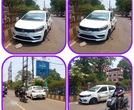 राफ्तार कार डिवाइडर से टकराकर हुई चकना चूर,