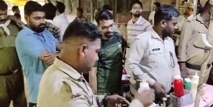एक हजार रुपये नहीं दिए तो दुकान का सामान जब्त कर लिया अतिक्रमण दस्ते के कर्मचारियों ने  फॉरेस्टर प्लेग्राउंड स्थित चौपाटी का मामला, नगर निगम प्रशासन की कार्यप्रणाली पर लगे सवालिया निशान वायरल VIDEO