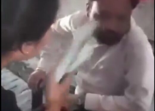 सावधान देखे वायरल VIDEO लड़की का मोबाईल नंबर मांगने और छेड़छाड़ करने के विरोध युवक की चप्पलों से जमकर पिटाई