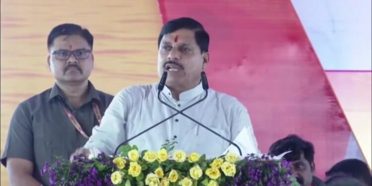 VIDEO 16 जून को गंगा दशहरा के पावन पर्व से प्रदेश में दोनों ज्योतिर्लिंग ‘ओंकारेश्वर और महाकालेश्वर’ के लिए हेलीकॉप्टर सेवा शुरू कर रहे हैं। भविष्य में छिंदवाड़ा में स्थित जाम सांवली हनुमान जी के दर्शन के लिए भी यह सेवा शुरू करेंगे।CM