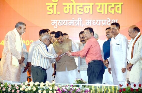 *मुख्यमंत्री को भेंट की गई वीरांगना दुर्गावती पुस्तक*