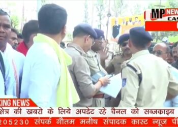 भोपाल आउटसोर्स कर्मचारियों का प्रदर्शन, बोर्ड ऑफिस चौराहे पर अपनी मांगों को लेकर किया प्रदर्शन, न्यूनतम मजदूरी से भी कम वेतन दिए जाने का जताया विरोध, नियमित करने की उठाई मांग, देखें VIDEO 