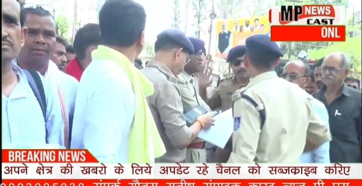 भोपाल आउटसोर्स कर्मचारियों का प्रदर्शन, बोर्ड ऑफिस चौराहे पर अपनी मांगों को लेकर किया प्रदर्शन, न्यूनतम मजदूरी से भी कम वेतन दिए जाने का जताया विरोध, नियमित करने की उठाई मांग, देखें VIDEO 