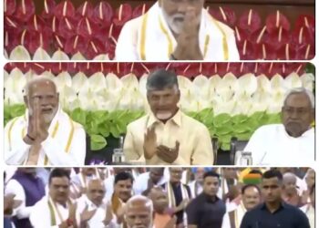 नई दिल्ली ‘मोदी… मोदी…’ के नारों से गूंज उठी एनडीए की संसदीय दल की बैठक। माथे से लगाई संविधान की कॉपी, प्रधानमंत्री पद के लिए नरेंद्र मोदी के नाम का रखा जाएगा प्रस्ताव। देखें VIDEO