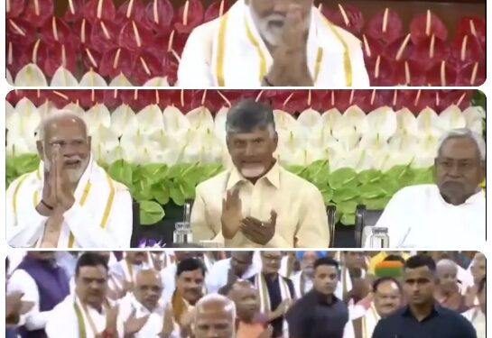 नई दिल्ली ‘मोदी… मोदी…’ के नारों से गूंज उठी एनडीए की संसदीय दल की बैठक। माथे से लगाई संविधान की कॉपी, प्रधानमंत्री पद के लिए नरेंद्र मोदी के नाम का रखा जाएगा प्रस्ताव। देखें VIDEO
