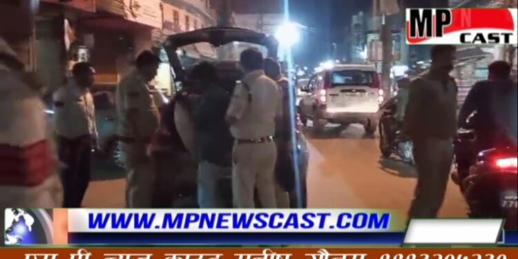 शहर मे घूम रहे आवारा तत्वों के गुटो तक पहुँच रही कोतवाली पुलिस ठेला पथ व्यापारियों को समय दुकान बन्द करने की दी हिदायत