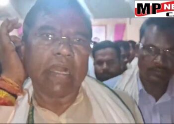 मंडला से BJP सांसद फग्गन सिंह कुलस्ते का वीडियो आया सामने, केंद्रीय कैबिनेट में जगह न मिलने पर कहा, “मुझे चौथी बार राज्यमंत्री बनाया जा रहा था, मैंने इसके लिए साफ मना कर दिया।” देखें  वायरल हो रहा ये VIDEO