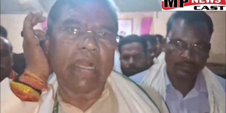 मंडला से BJP सांसद फग्गन सिंह कुलस्ते का वीडियो आया सामने, केंद्रीय कैबिनेट में जगह न मिलने पर कहा, “मुझे चौथी बार राज्यमंत्री बनाया जा रहा था, मैंने इसके लिए साफ मना कर दिया।” देखें  वायरल हो रहा ये VIDEO