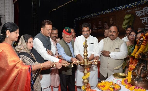 *नगर निगम जबलपुर द्वारा महापौर जगत बहादुर सिंह ‘‘अन्नू’’ की पहल पर*  *अखिल भारतीय कवि सम्मेलन का हुआ भव्य आयोजन*  *कवियों ने श्रोताओं का खूब किया मनोरंजन, आनंदित हुए लोग*