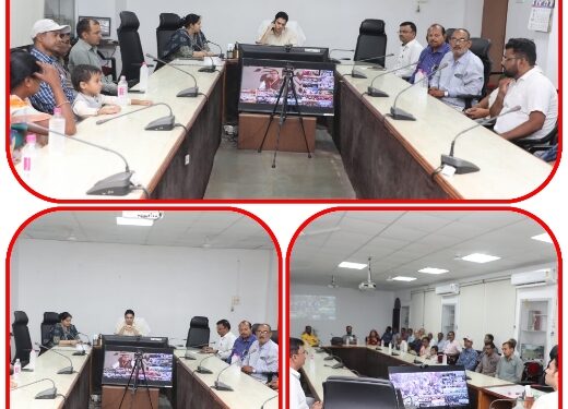 *प्रधानमंत्री किसान सम्मान निधि योजना की 17वीं किस्त के रूप में जिले के 1.58 लाख किसानों के खाते मे 31.67 करोड़ रूपये अंतरित* *कलेक्टर, जनप्रतिनिधि और किसानों ने वाराणसी से प्रधानमंत्री के संबोधन के सीधे प्रसारण को देखा व सुना*