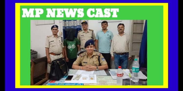 चलती ट्रेन से लेडीस पर्स चोरीकर भगाने वाले आरोपी को GRP नें किया गिरफ्तार