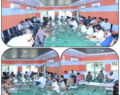 ट्रांसपोर्टरों के व्यवस्थापन हेतु महापौर ने नगर निगम परिसर में ट्रांसपोर्टरों, निगम अधिकारियों,जिला प्रशासन,एवं विद्युत विभाग के साथ की बैठक* *बैठक में ट्रांसपोर्टरों की विभिन्न समस्याओं के निराकरण हेतु समस्त विभाग के अधिकारी रहे मौजूद*