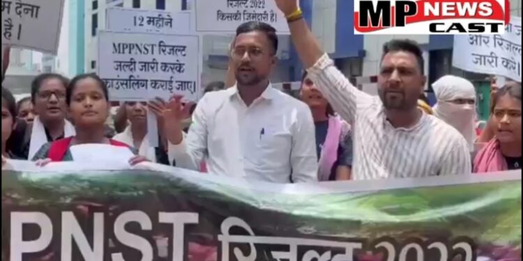 भोपाल – नर्सिंग छात्राओं ने रिजल्ट जारी करने की मांग को लेकर जेपी अस्पताल में किया प्रदर्शन, जुलाई 2023 में आयोजित प्री नर्सिंग सिलेक्शन टेस्ट(PNST) का नहीं आया रिजल्ट, 66 हज़ार स्टूडेंट्स ने दिया था एग्जाम, देखें VIDEO
