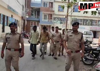 चौराहे स्थित घर के बाहर कट्टे से फायरिंग कर फैलाई थी दहशत पुलिस ने निकाला जुलूस देखे VIDEO