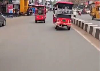 ई रिक्शा चालक का स्टंट, दो पहियों पर ई रिक्शा चलाता हुआ आया नजर, VIDEO वायरल 