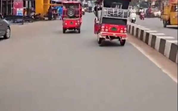 ई रिक्शा चालक का स्टंट, दो पहियों पर ई रिक्शा चलाता हुआ आया नजर, VIDEO वायरल 