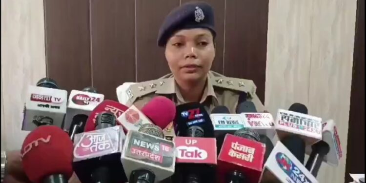 पुलिस को घर अंदर चकला चलता मिला। यहाँ पुलिस ने सेक्स रैकेट का भंडाफोड़ करते हुए 3 कॉल गर्ल,मकान मालकिन यानि सेक्स रैकेट संचालक और 2 ग्राहक युवकों को अरेस्ट किया है VIDEO