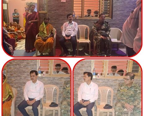 छिन्दवाडा जिले के सपूत शहीद सी.आर.पी.एफ. के जवान श्री कबीर उइके के घर पहुंचकर कलेक्टर-एसपी ने व्यक्त की शोक संवेदनाएं