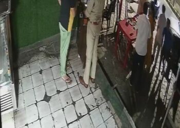 दुकान बंद कराने पहुंचे SI ने काउंटर में मारी लात, घटना CCTV में कैद